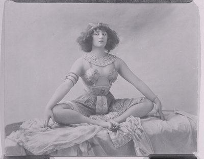 Colette (1873-1954) recita in 